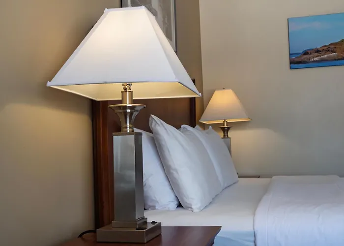 Hotel near College: Country Inn At The Mall